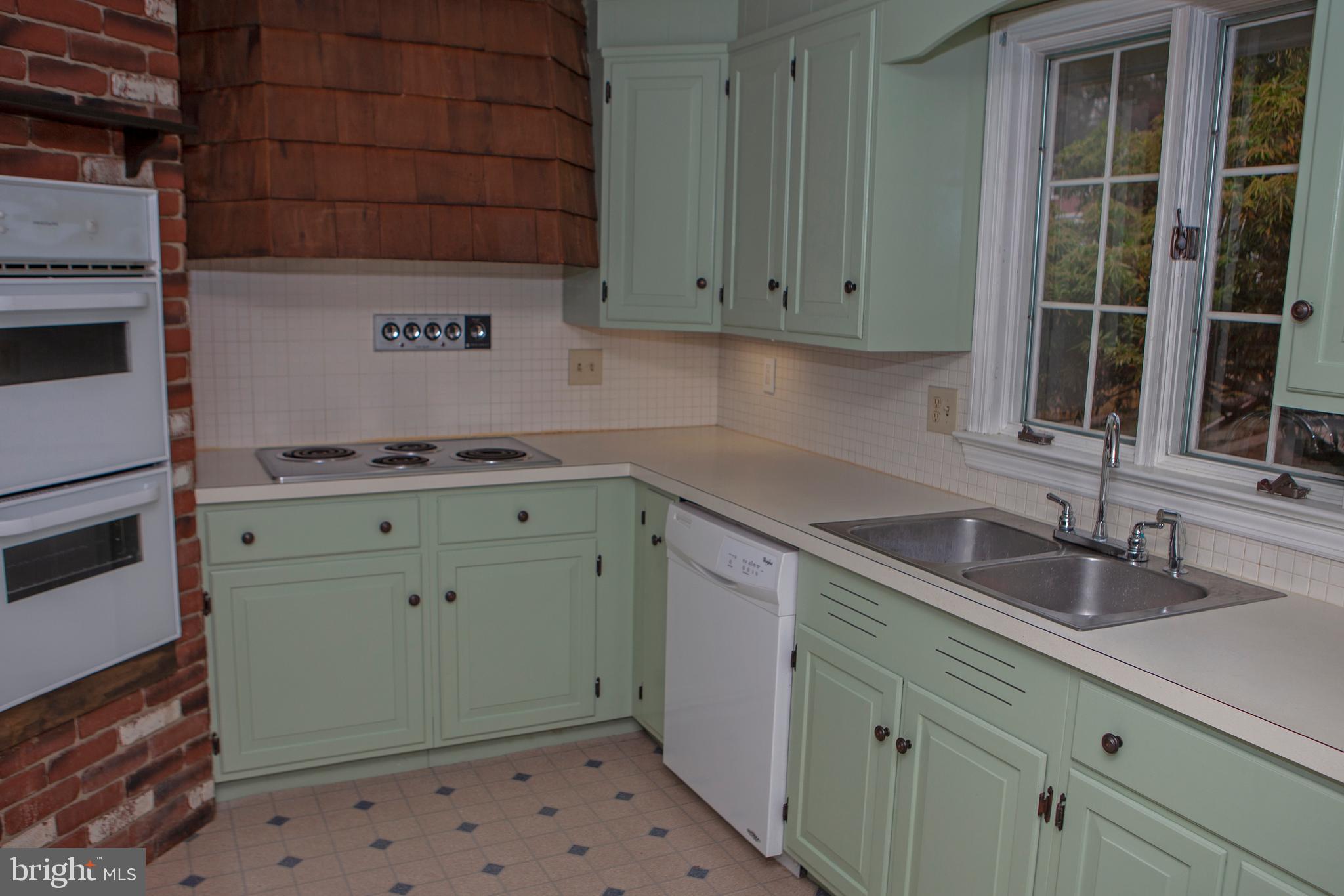 3172 Bowman Road Lancaster, PA 17601 - Photo 22 of 41 Plenty of Cabinets