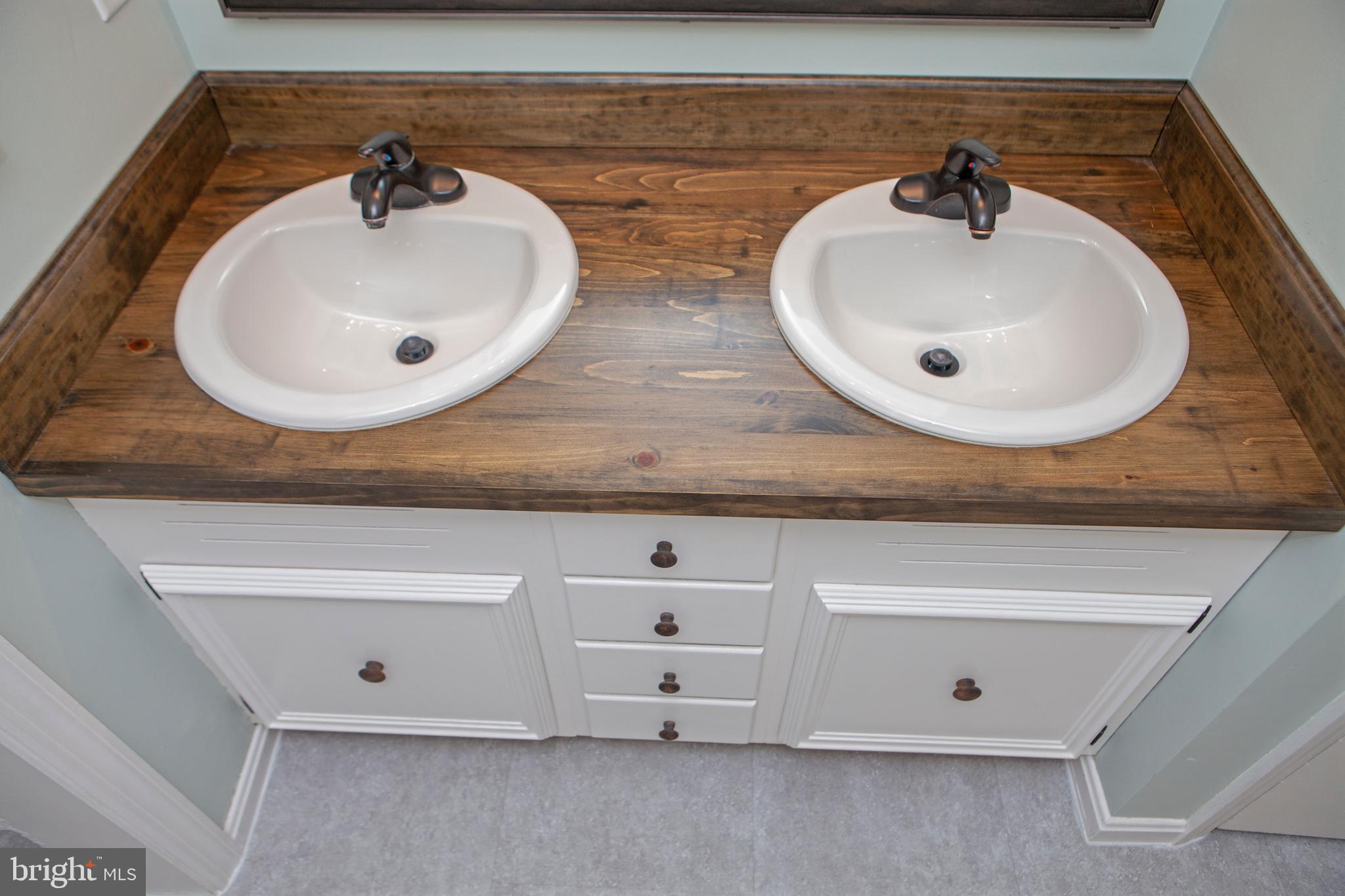3172 Bowman Road Lancaster, PA 17601 - Photo 36 of 41 Custom Counter