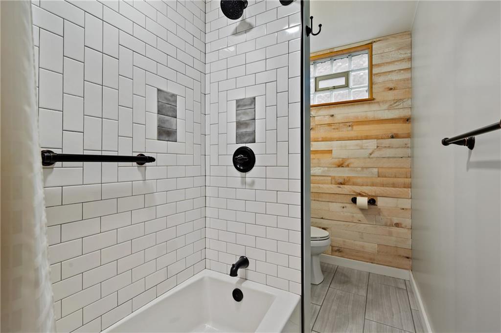 368 44th Street Pittsburgh, PA 15201 - Photo 8 of 39 a bathroom with a bathtub