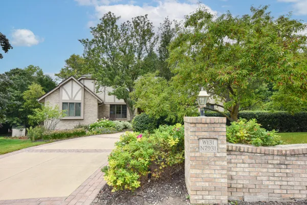 $949,900 | W131N7931 Country Club Court, Menomonee Falls, WI 53051