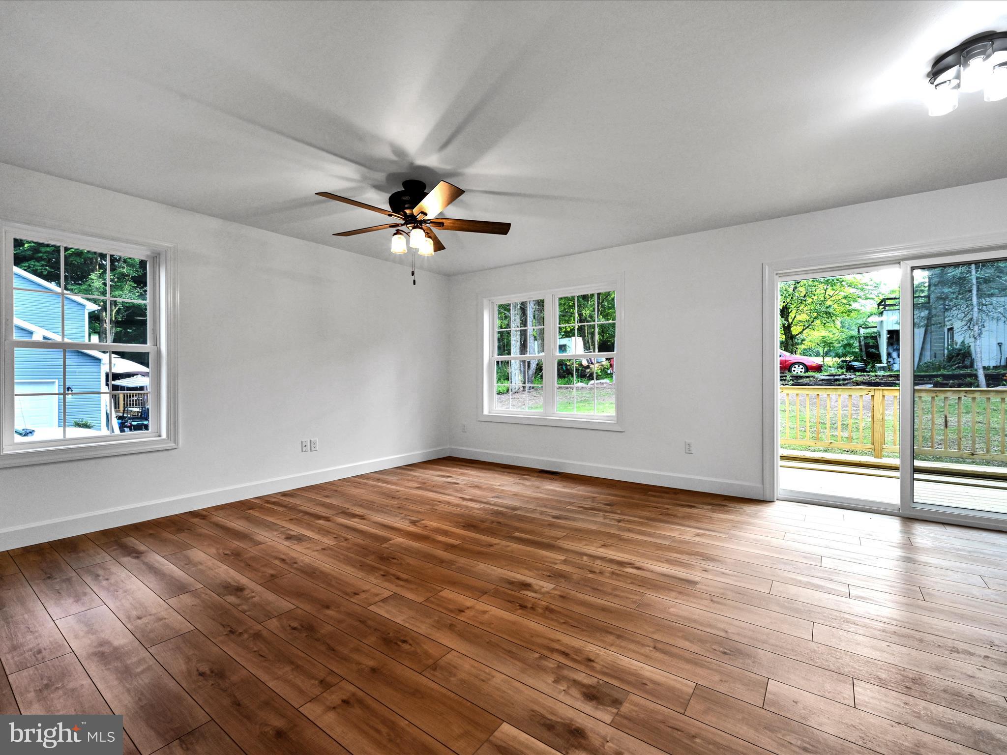 48 Ridge Street Tamaqua, PA 18252 - Photo 5 of 31 Living Room