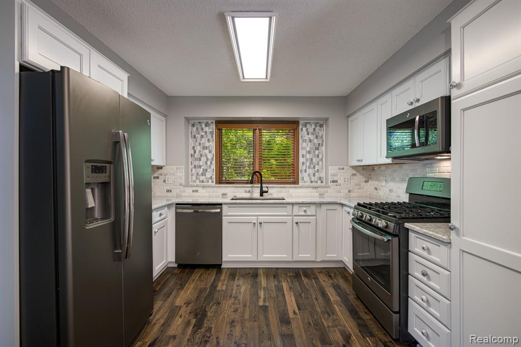 22140 River Ridge Trail Farmington Hills, MI 48335 - Photo 5 of 27