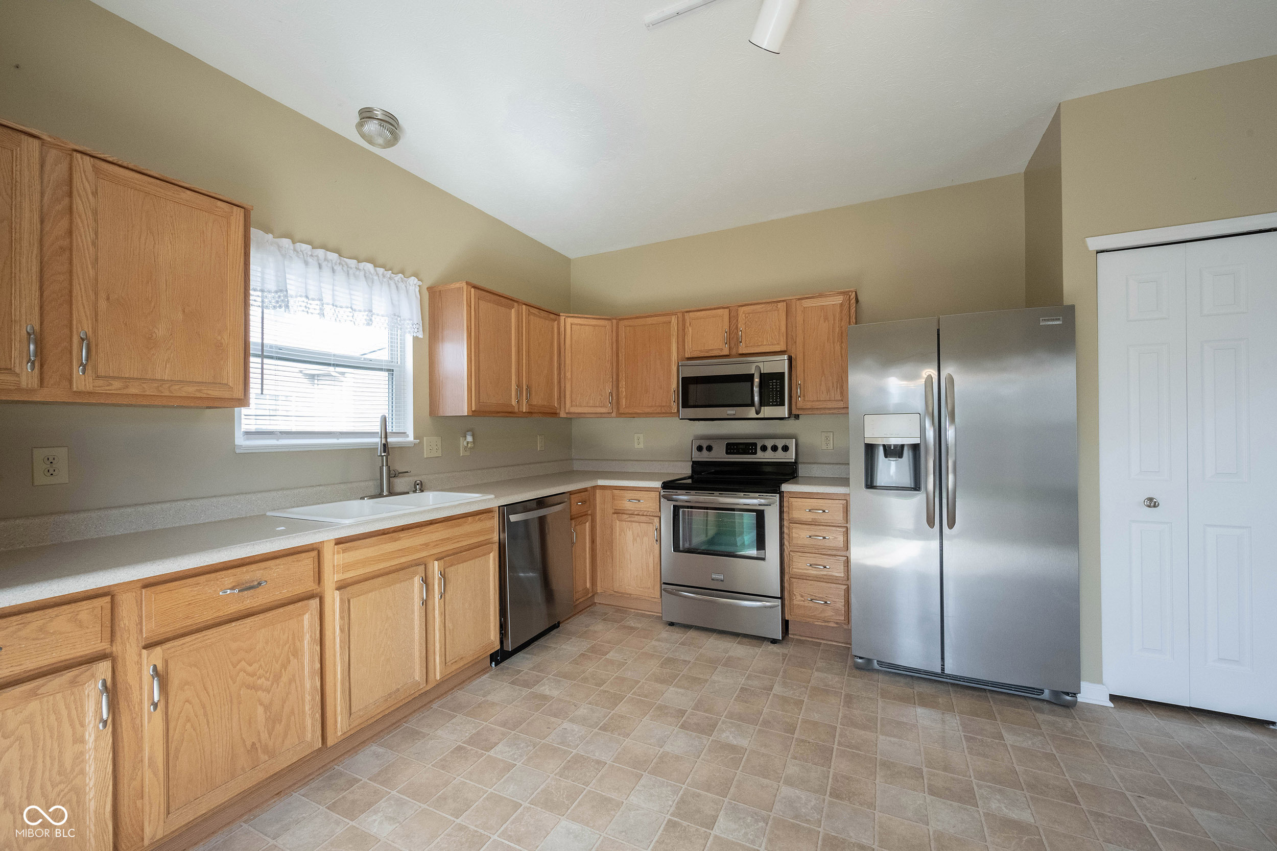 12237 Packers Avenue Fishers, IN 46037 - Photo 7 of 36