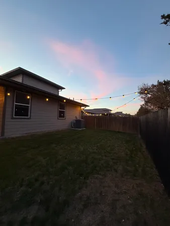 a view of a backyard