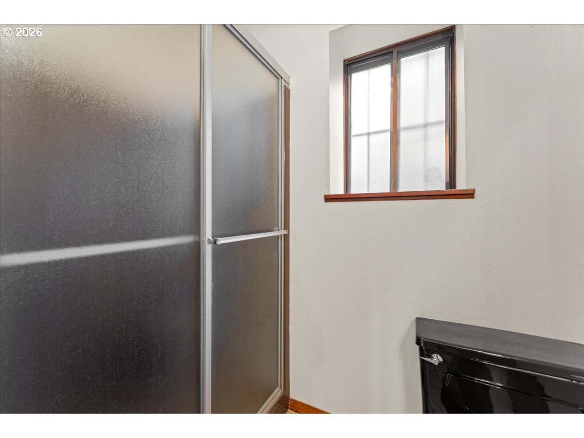 17501 Northeast Clackamas Street Portland, OR 97230 - Photo 33 of 38 a bathroom with a window