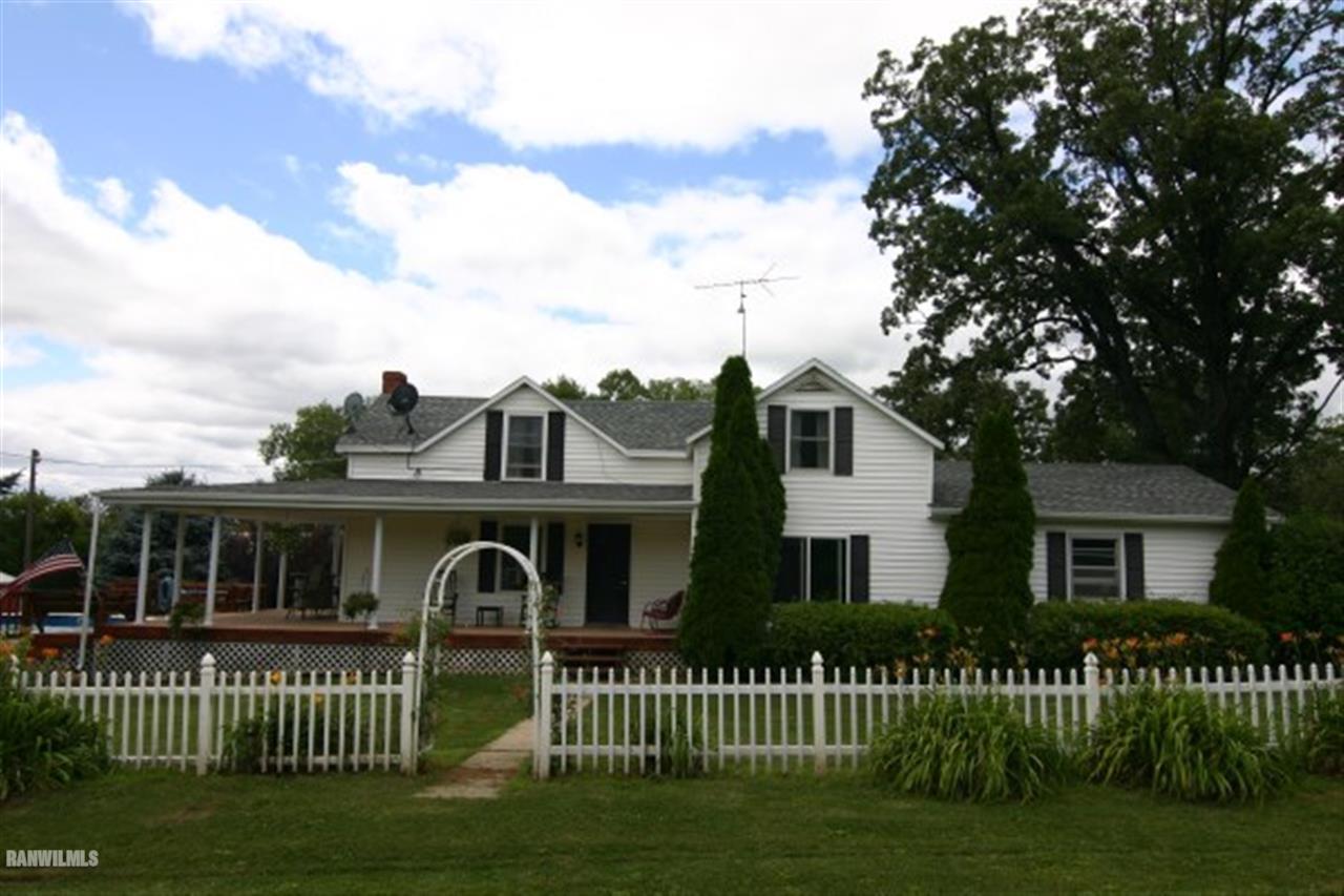 6031 West Kermit Road Freeport, IL 61032 - Photo 1 of 12 a front view of a house with a garden