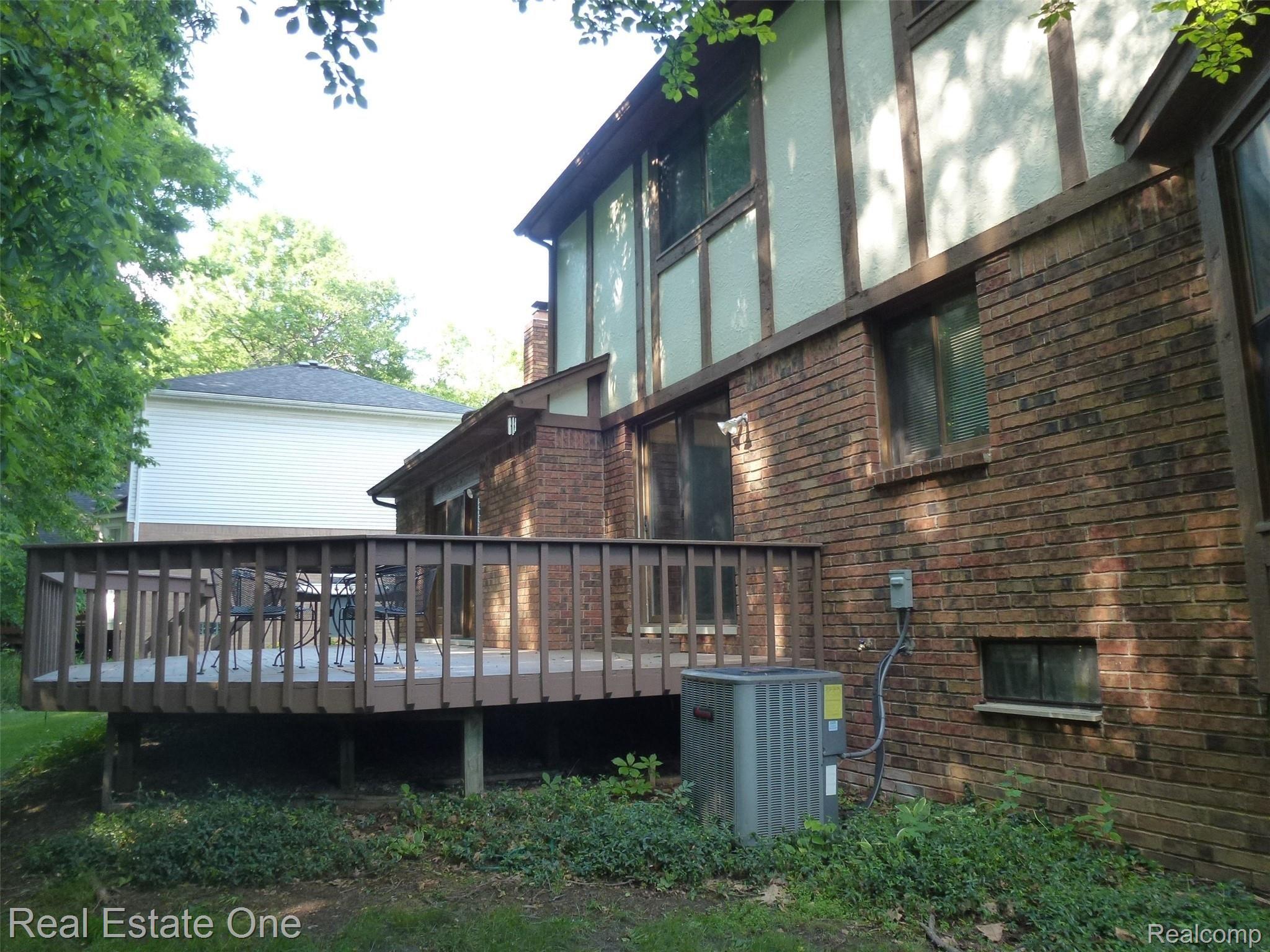 634 Shellbourne Drive Rochester, MI 48309 - Photo 5 of 52 P1070161.JPG Large Deck, Just Painted