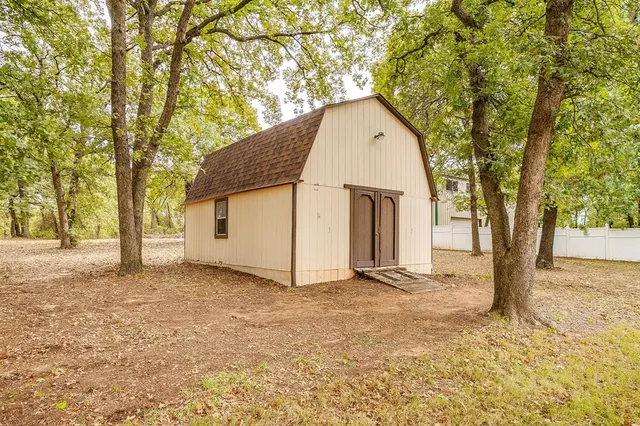a view of a yard with a tree