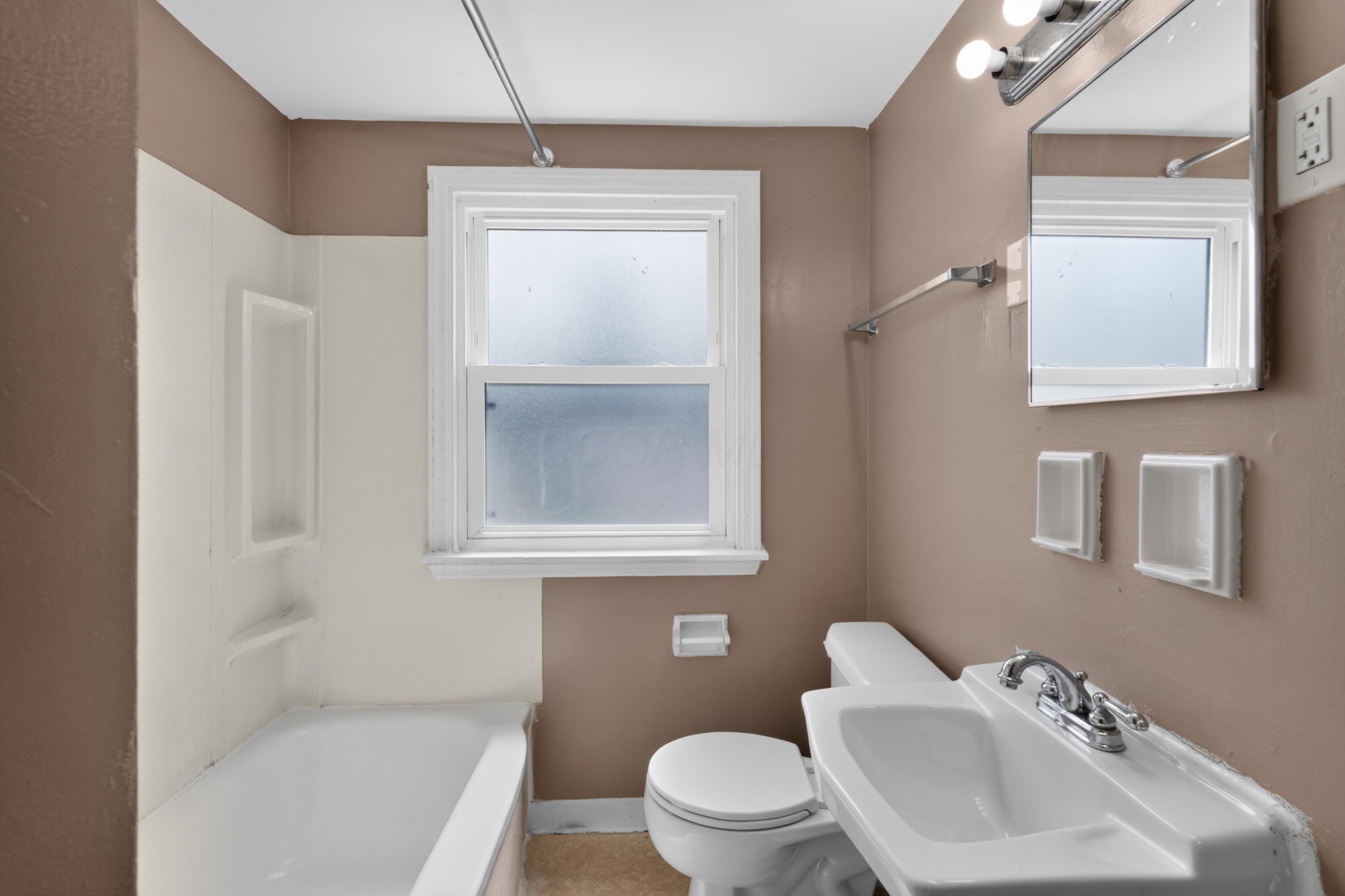 636 South Ashburton Road Columbus, OH 43213 - Photo 26 of 32 28_636_S_Ashburton_Rd-Bathroom-n-10