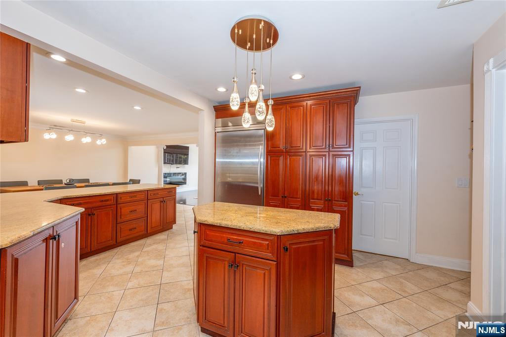 12 Rene Court Wayne, NJ 07470 - Photo 7 of 33