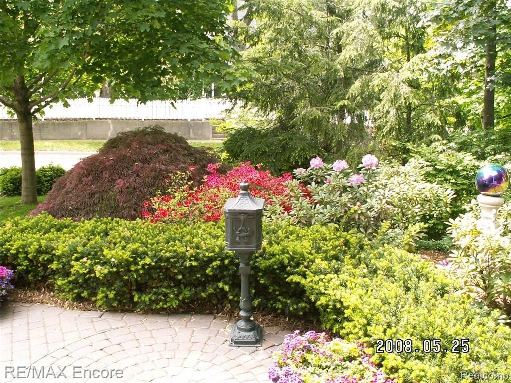 220 Oak Street Rochester, MI 48307 - Photo 42 of 54 Luscious, medium-maintenance gardens (Summer photo)