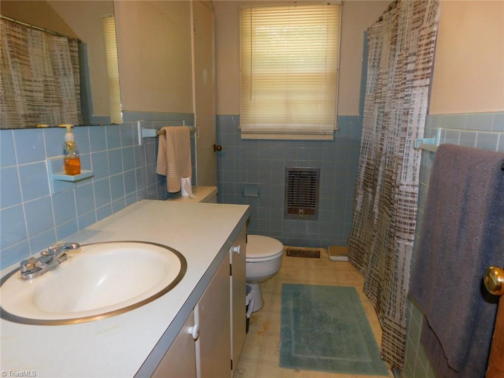 6624 Cedarberry Road Trinity, NC 27370 - Photo 11 of 18 Second BAthroom