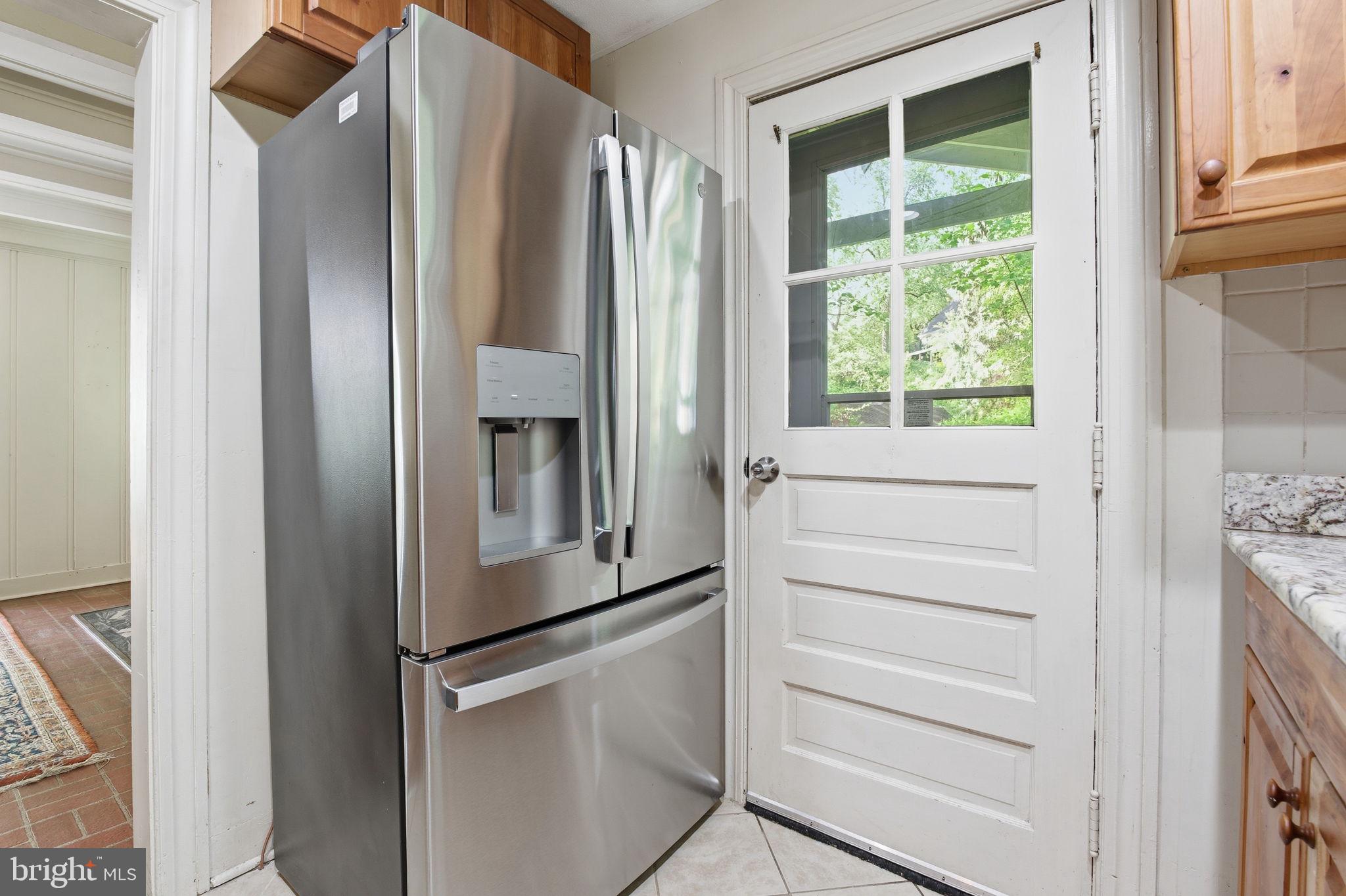 362 Severn Road Annapolis, MD 21401 - Photo 18 of 42 Modern kitchen with sleek appliances.