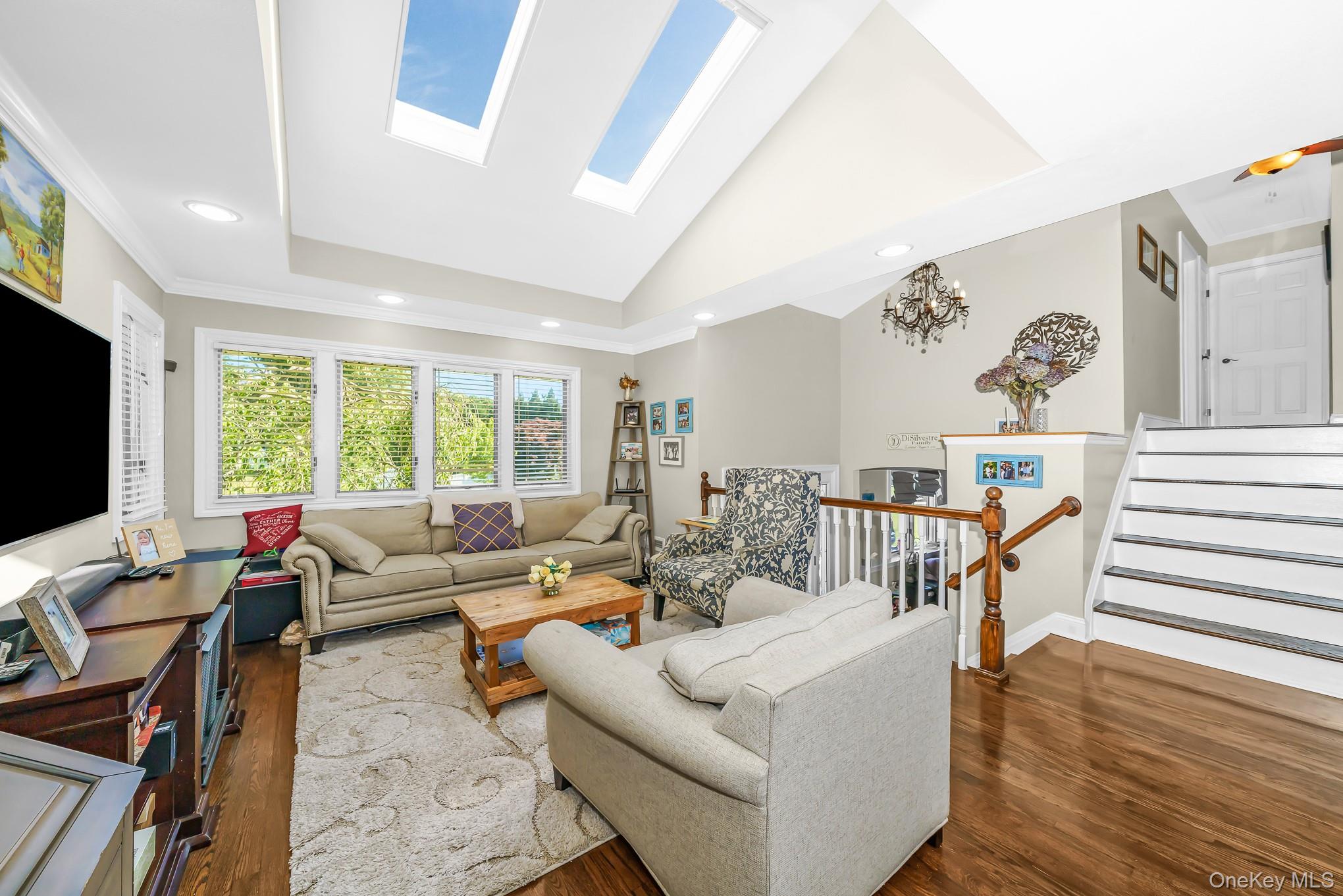 9 Wayne Place Commack, NY 11725 - Photo 5 of 36