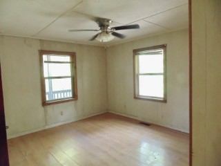 849 North Bluff Circle Monteagle, TN 37356 - Photo 8 of 17 an empty room with a window