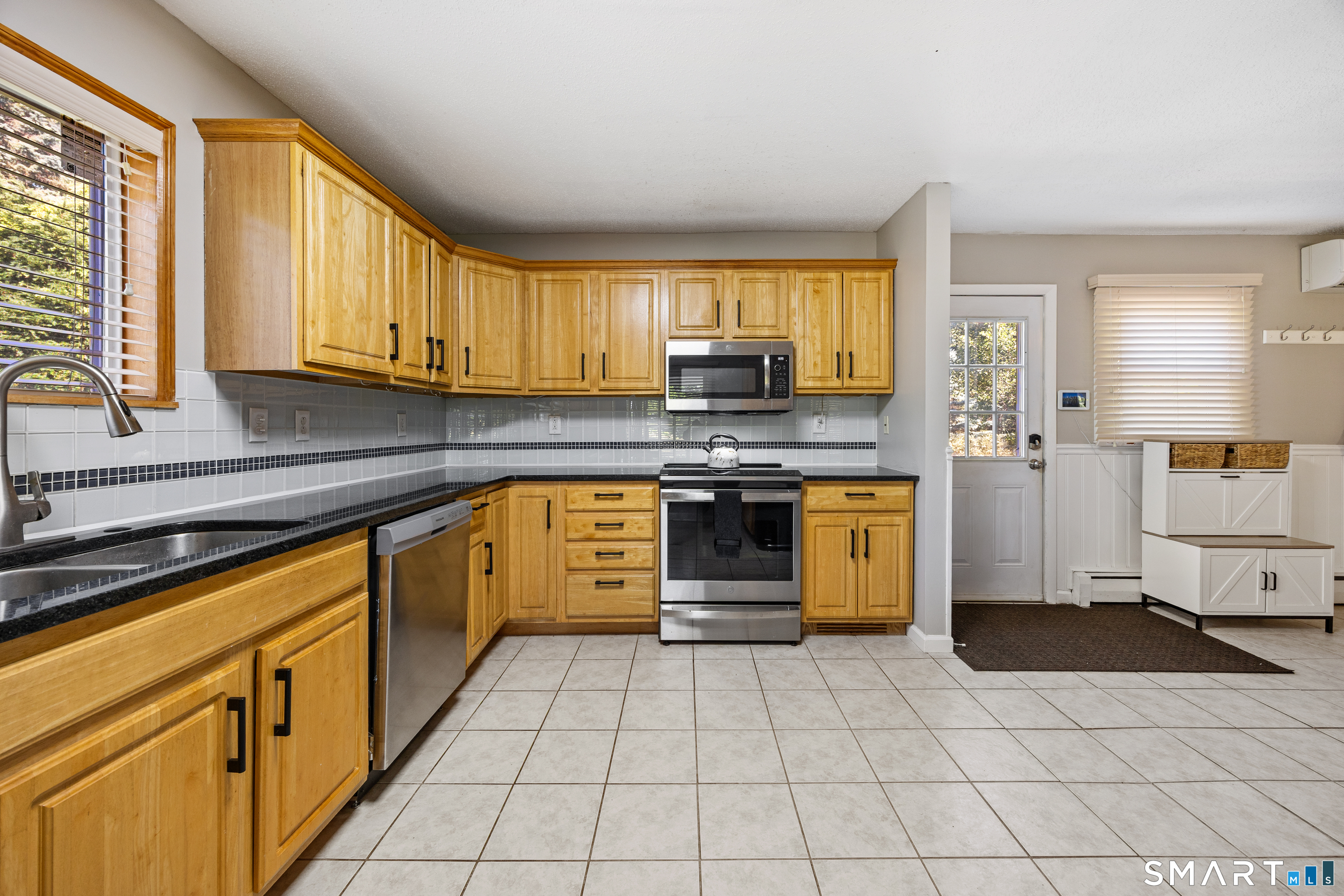 340 Middletown Avenue North Haven, CT 06473 - Photo 6 of 39