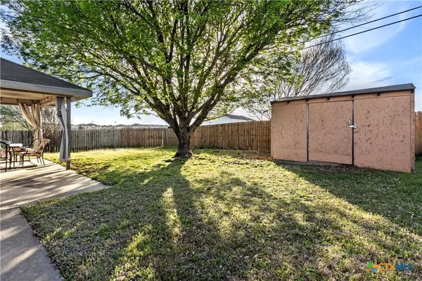 a view of back yard of the house