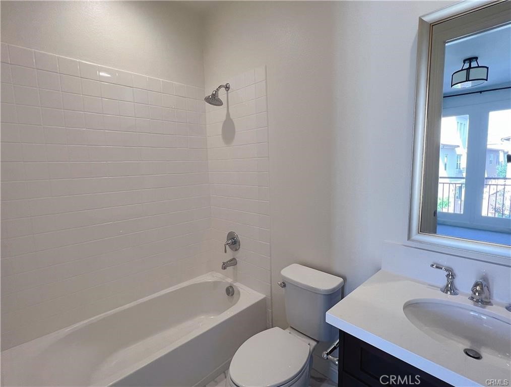 185 Bryce Run Lake Forest, CA 92630 - Photo 24 of 34 a bathroom with a sink toilet and bathtub