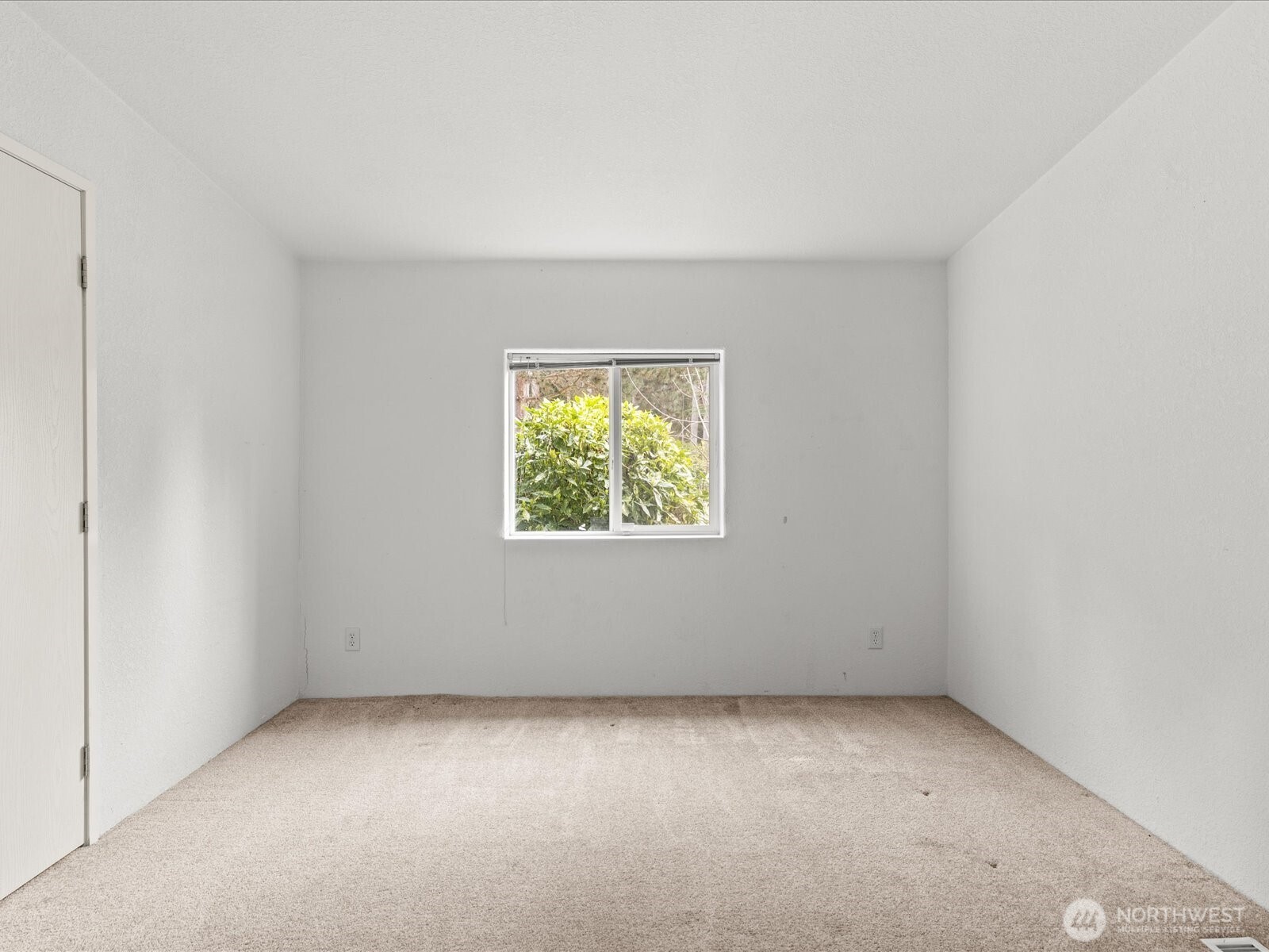 20524 32nd Drive Southeast Bothell, WA 98012 - Photo 22 of 39 an empty room with a window