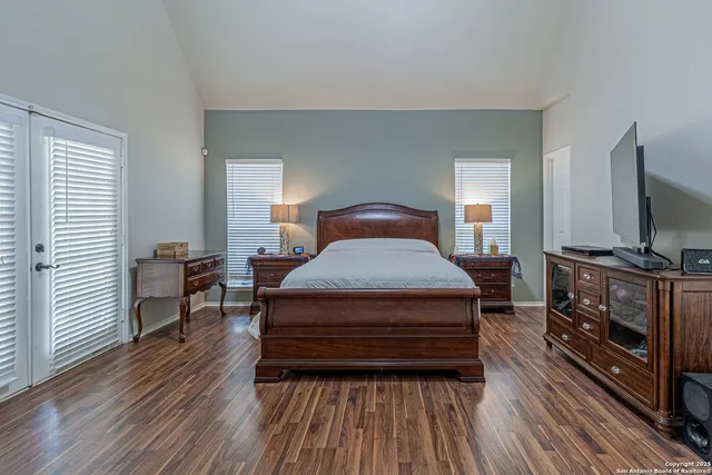 a view of a house with backyard and garden