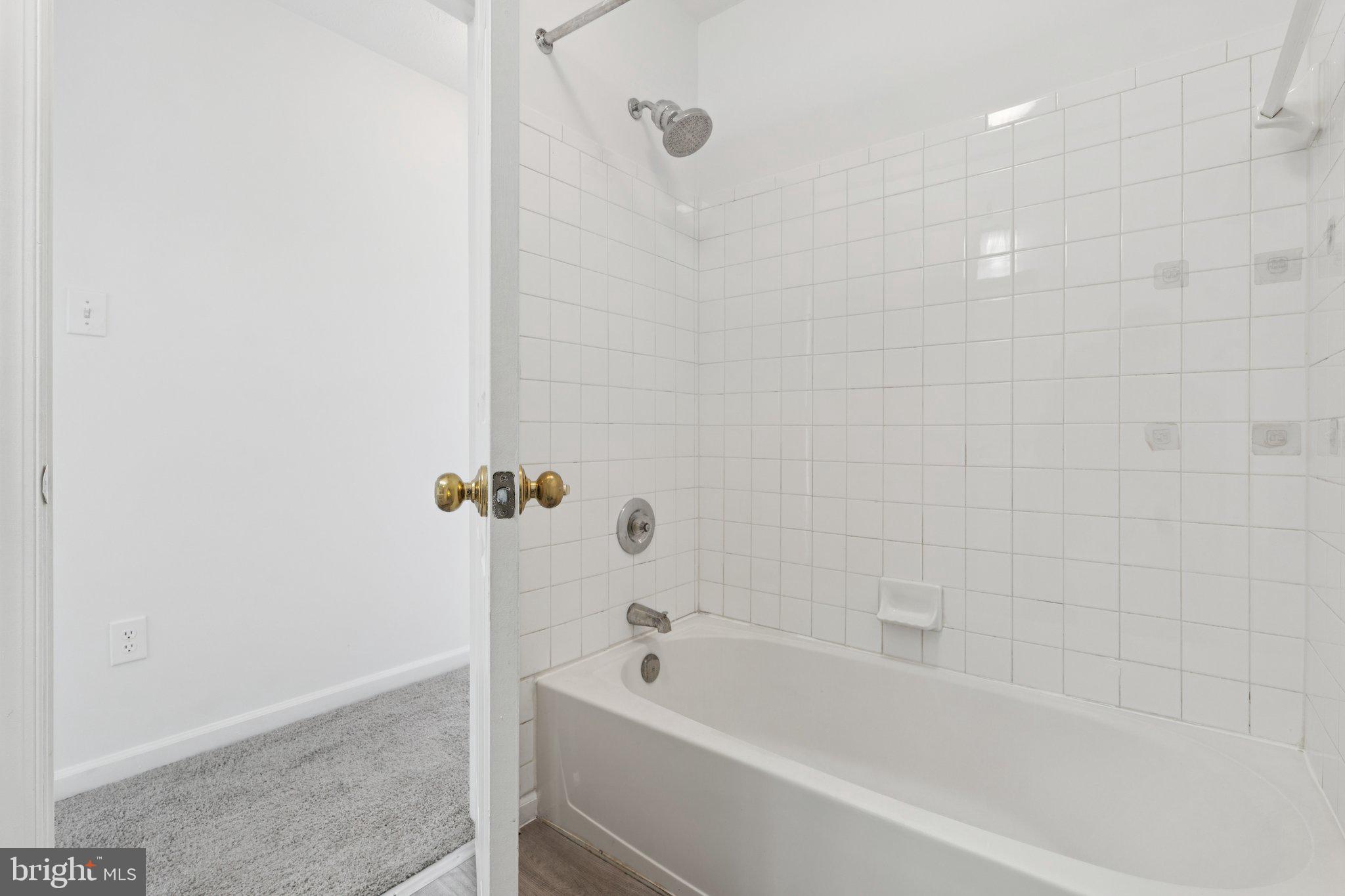 7655 Gladstone Road, Unit 5 Baltimore, MD 21244 - Photo 23 of 25 a bathroom with a bathtub