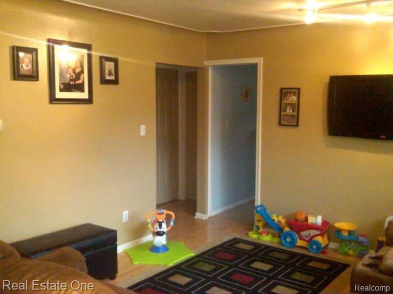 905 Orion Road Lake Orion, MI 48362 - Photo 5 of 15 Living Room