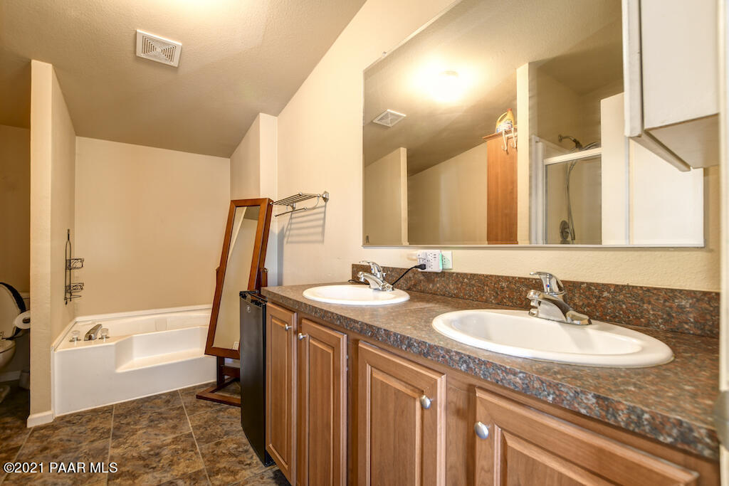24512 North Big Springs Ranch Road Paulden, AZ 86334 - Photo 21 of 32 021_Master Bathroom