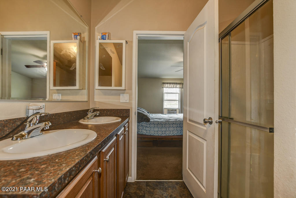 24512 North Big Springs Ranch Road Paulden, AZ 86334 - Photo 22 of 32 022_Master Bathroom