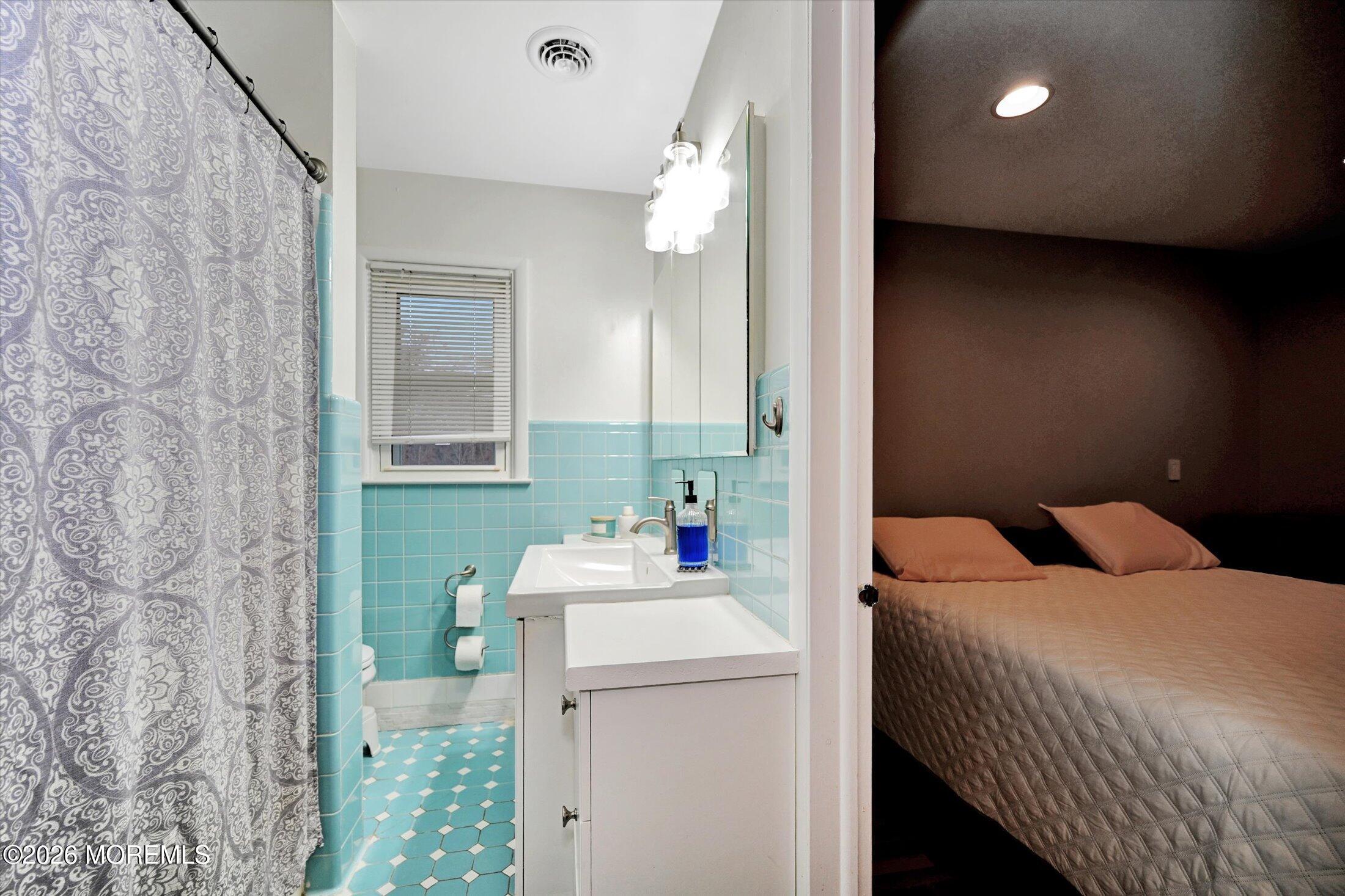 206 Cassville Road Jackson, NJ 08527 - Photo 14 of 32 16-Bathroom to Primary Bedroom