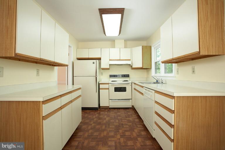 9123 Saffron Lane Silver Spring, MD 20901 - Photo 17 of 26 Kitchen