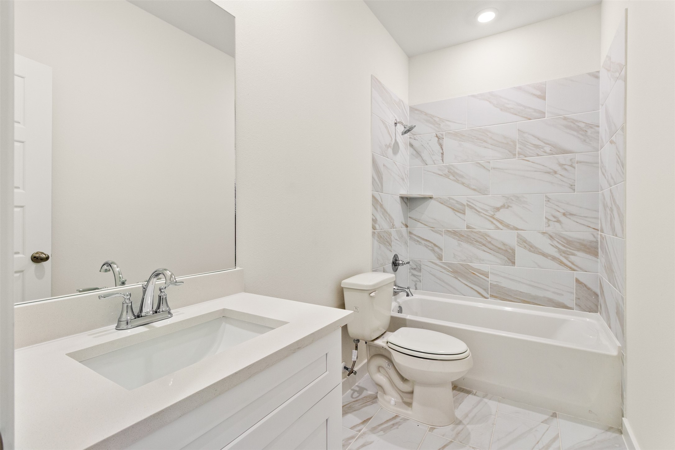 6643 Escondido Drive Rosharon, TX 77583 - Photo 17 of 25 a bathroom with a sink a toilet and a bathtub