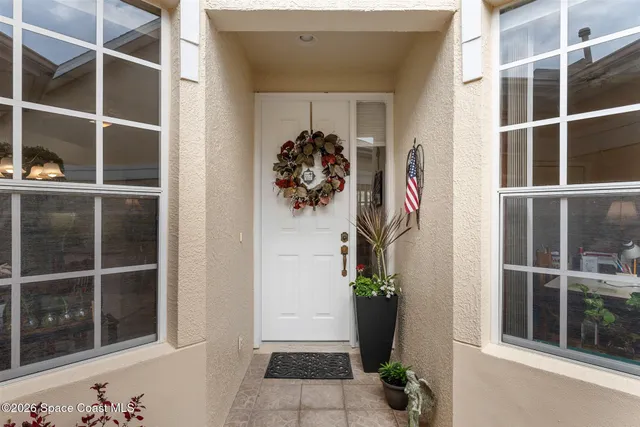 a view of entryway wih livingroom and hallway