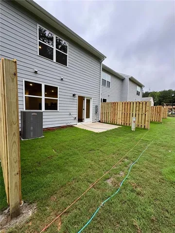 a view of a house with backyard and porch