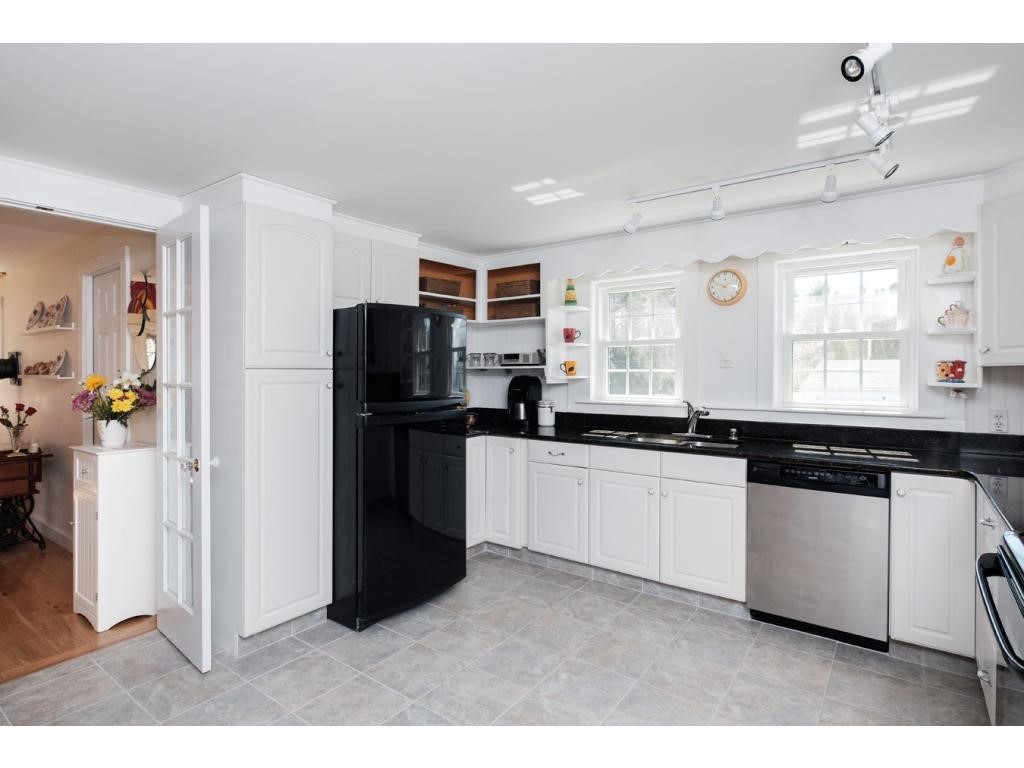 394 Wallis Road Rye, NH 03870 - Photo 5 of 26