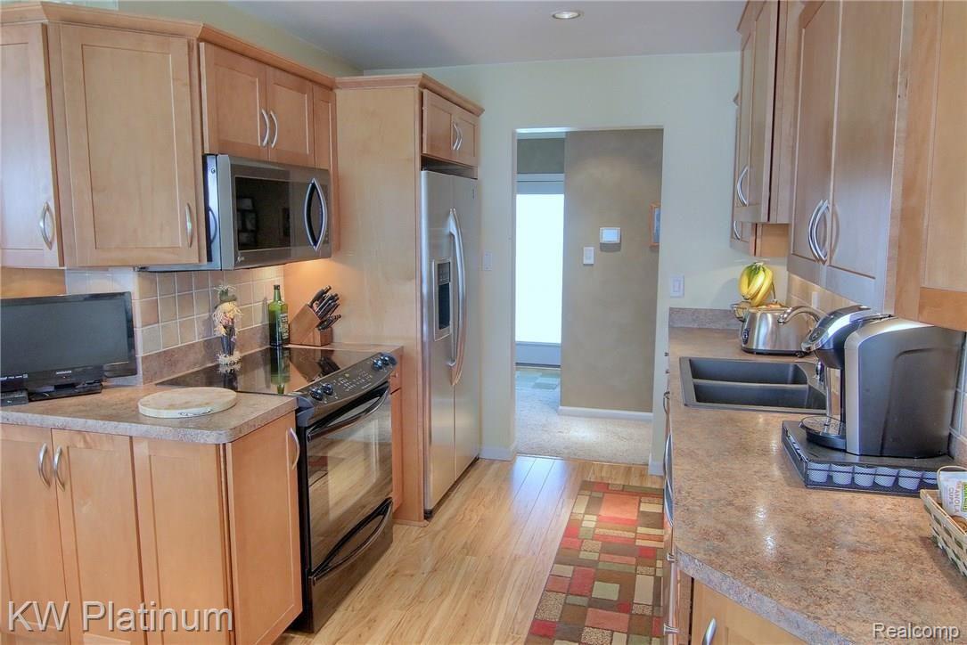 27630 Jean Road Warren, MI 48093 - Photo 6 of 30 Kitchen.jpg