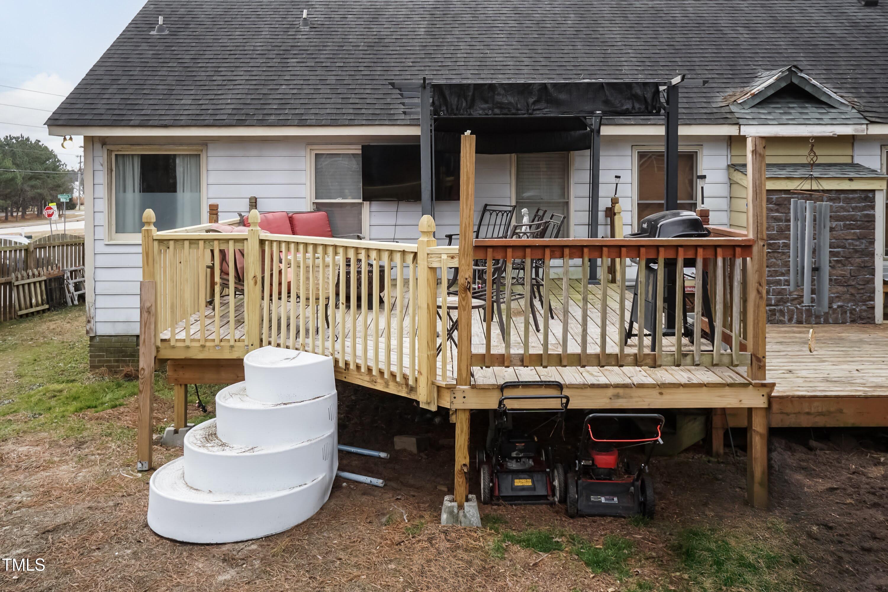4209 Medlar Lane Raleigh, NC 27616 - Photo 35 of 40 Deck 03