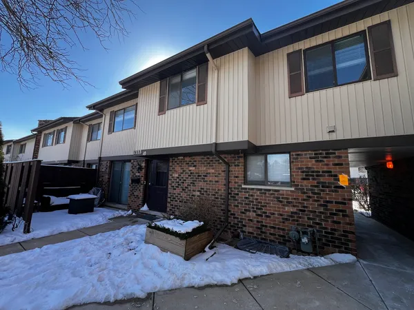 $2,900 | 7333 Winthrop Way, Unit 10, Downers Grove, IL 60516