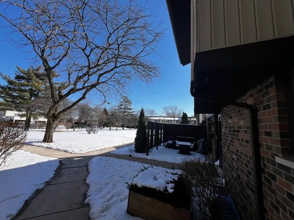$2,900 | 7333 Winthrop Way, Unit 10, Downers Grove, IL 60516