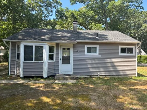 $399,990 | 427 Doctors Path, Riverhead, NY 11901