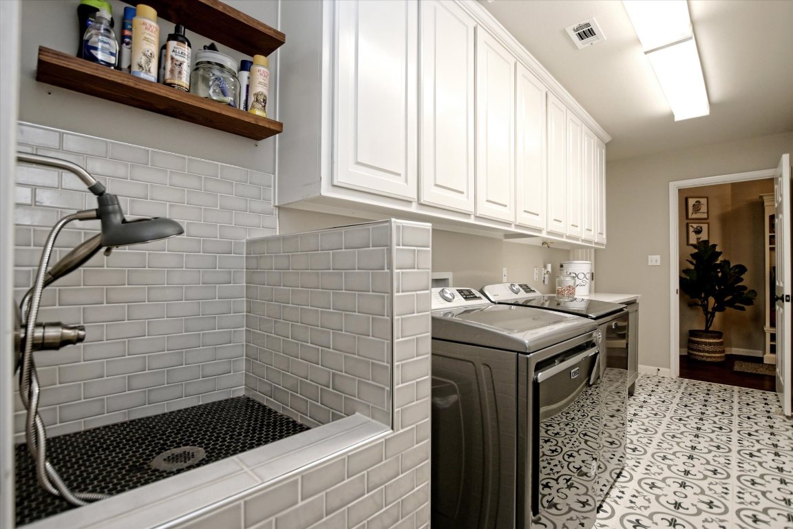 425 Patricia Road Georgetown, TX 78628 - Photo 18 of 30 a bathroom with a sink a toilet and shower