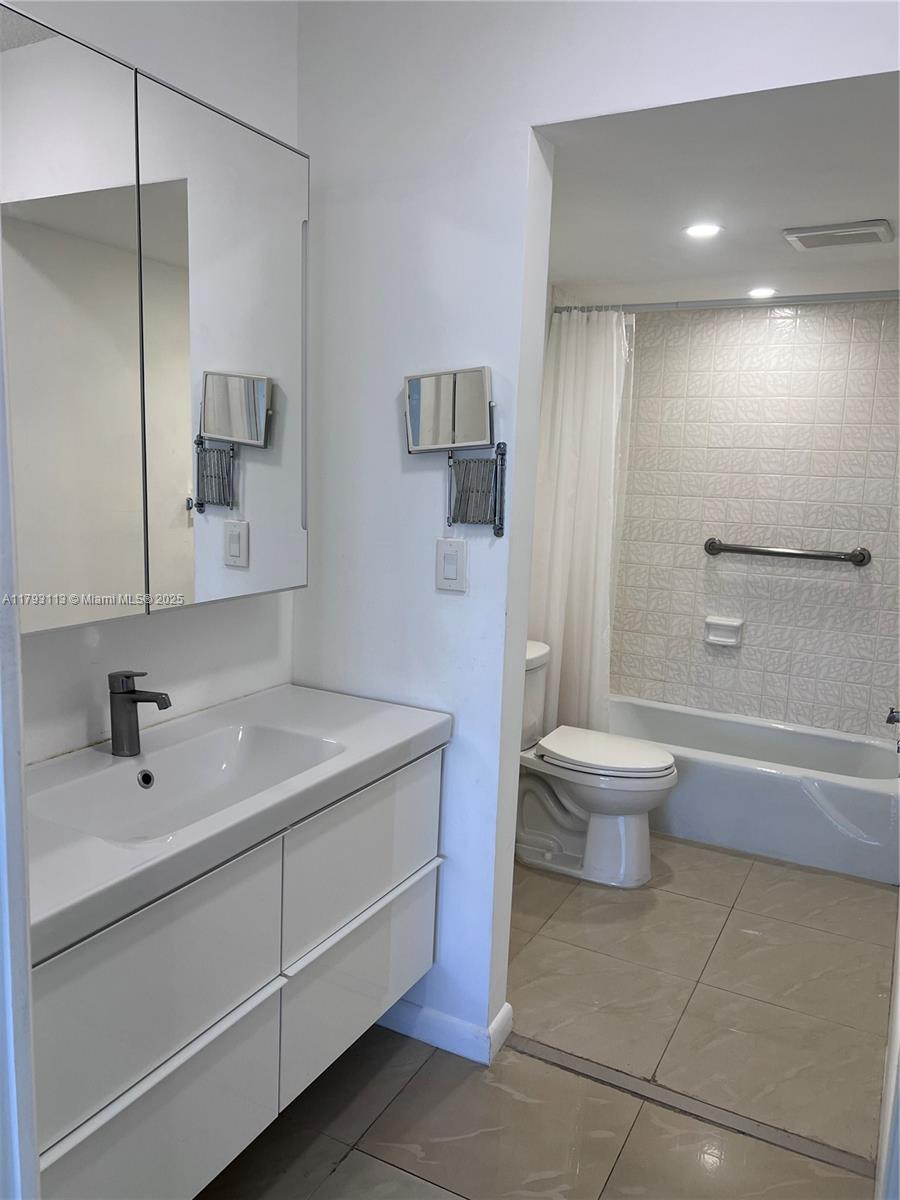 400 North Riverside Drive, Unit 512 Pompano Beach, FL 33062 - Photo 16 of 68 LARGE ENSUITE BATHROOM