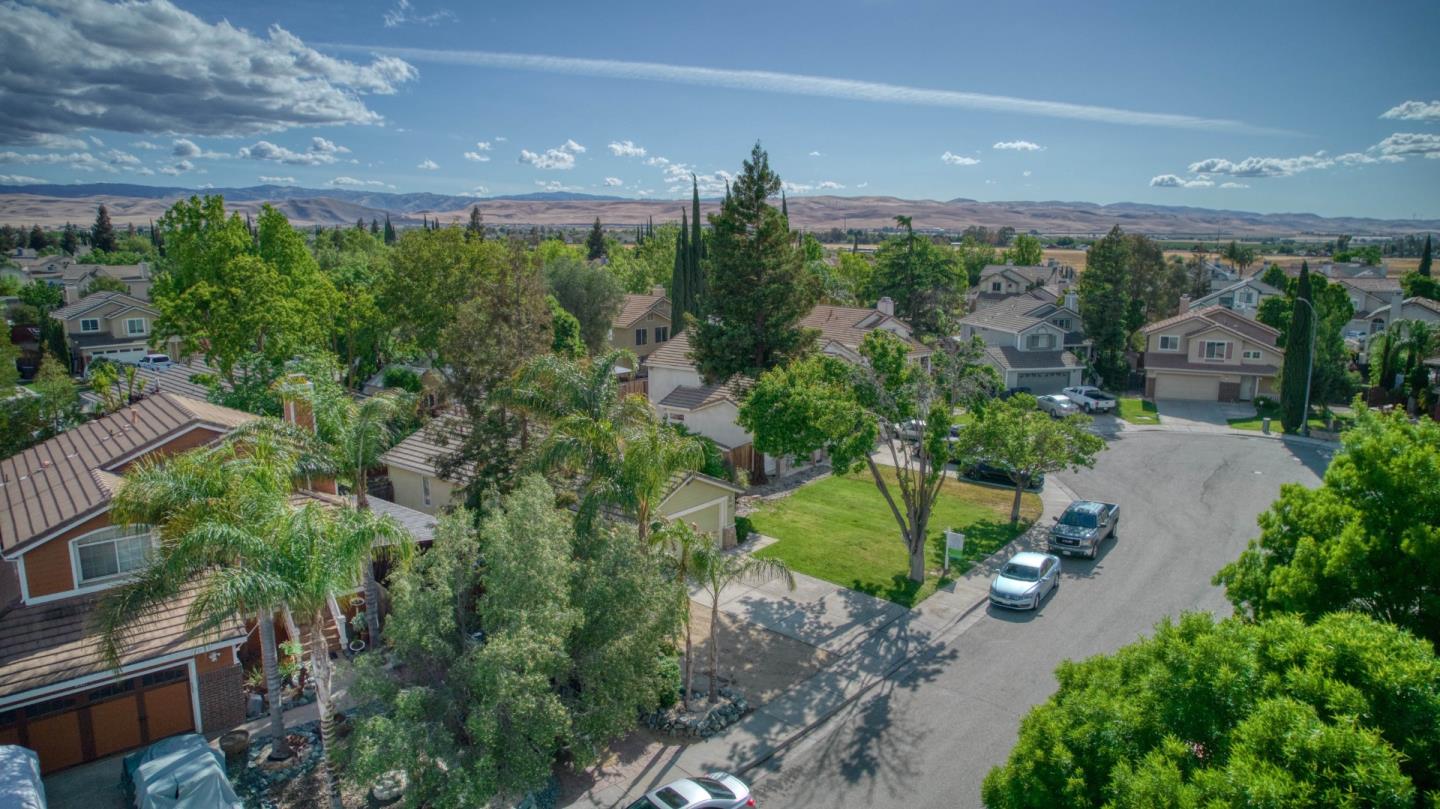 1228 Meadow Lane Tracy, CA 95377 - Photo 35 of 40 a view of a garden