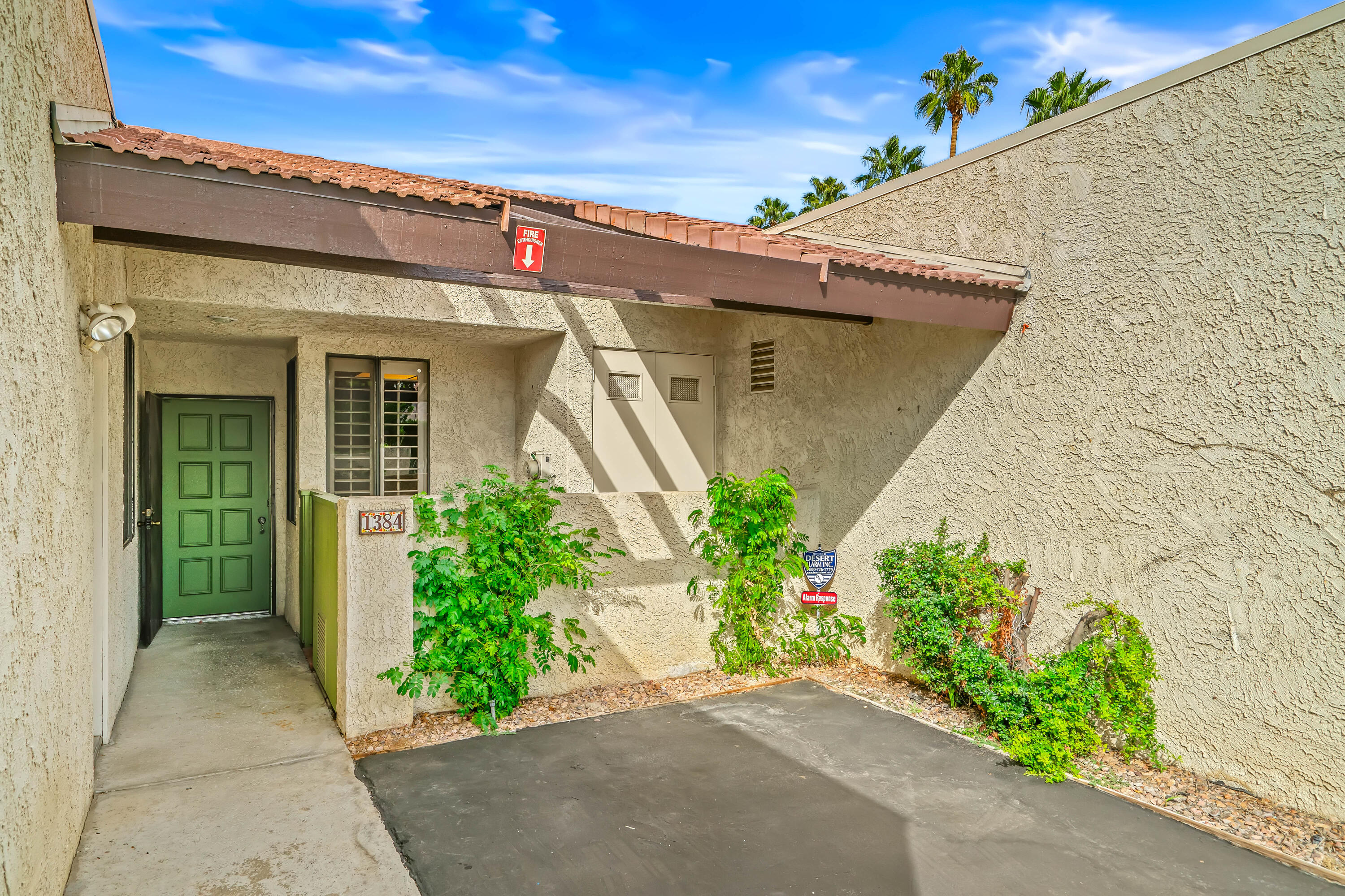 1384 East Andreas Road Palm Springs, CA 92262 - Photo 33 of 46 front view of a house