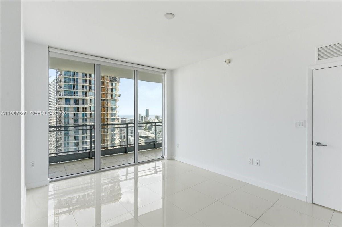 92 Southwest 3rd Street, Unit 3804 Miami, FL 33130 - Photo 15 of 36 a view of an empty room with a window