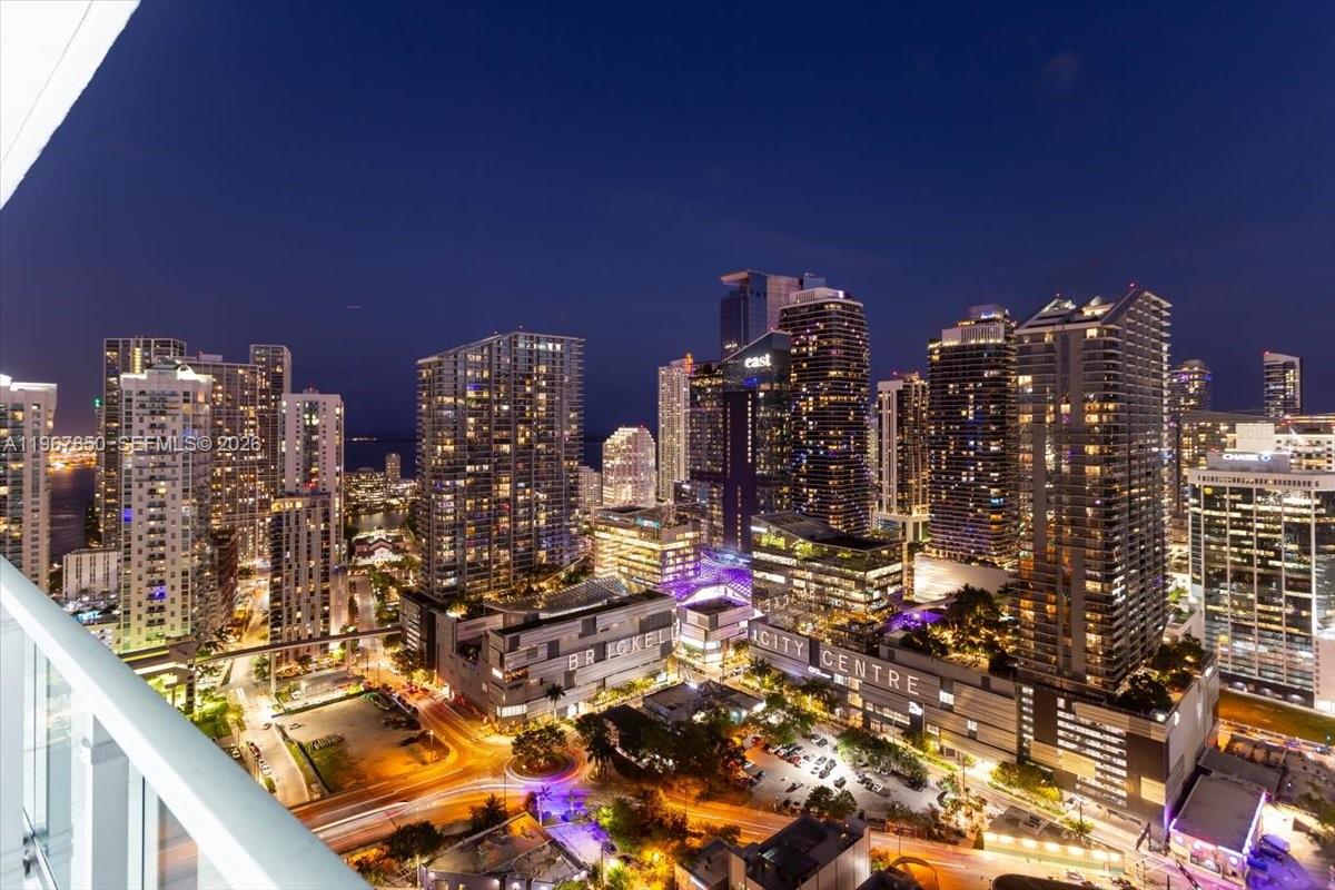 92 Southwest 3rd Street, Unit 3804 Miami, FL 33130 - Photo 2 of 36 a city view