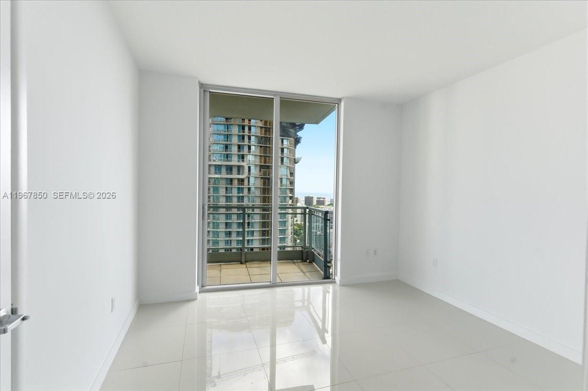 92 Southwest 3rd Street, Unit 3804 Miami, FL 33130 - Photo 26 of 36 a view of an empty room with glass door