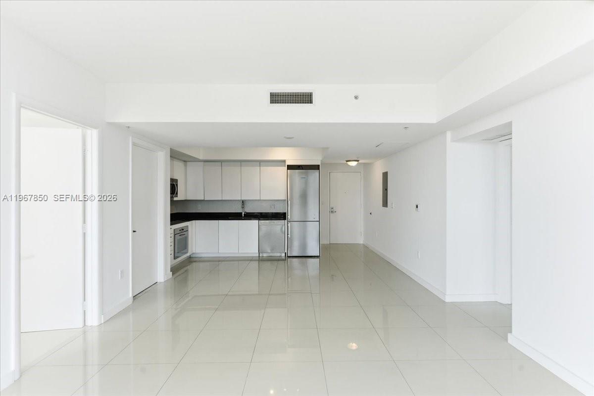 92 Southwest 3rd Street, Unit 3804 Miami, FL 33130 - Photo 10 of 36 a view of a big room with a kitchen