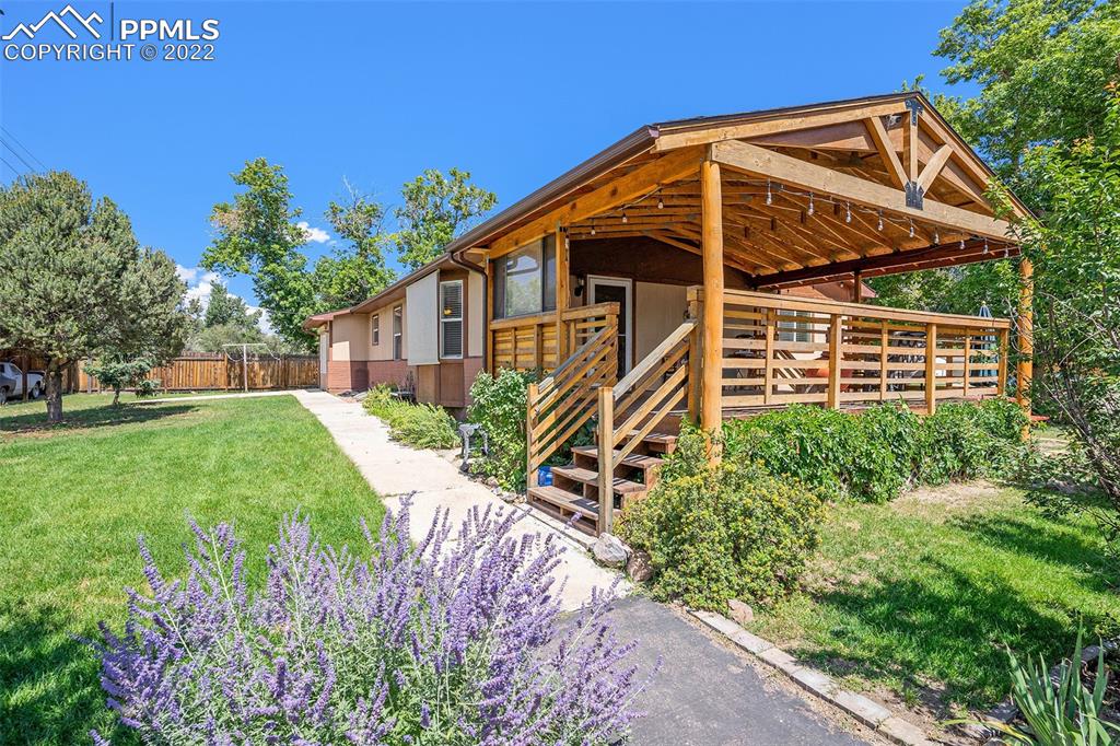 a view of a house with a yard