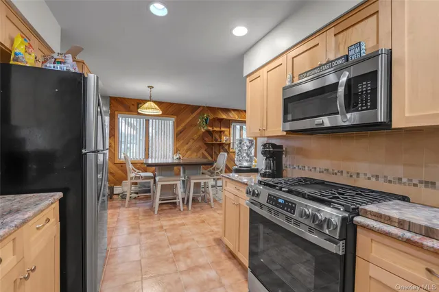 $975,000 | 26 Julia Lane, East Northport, NY 11731