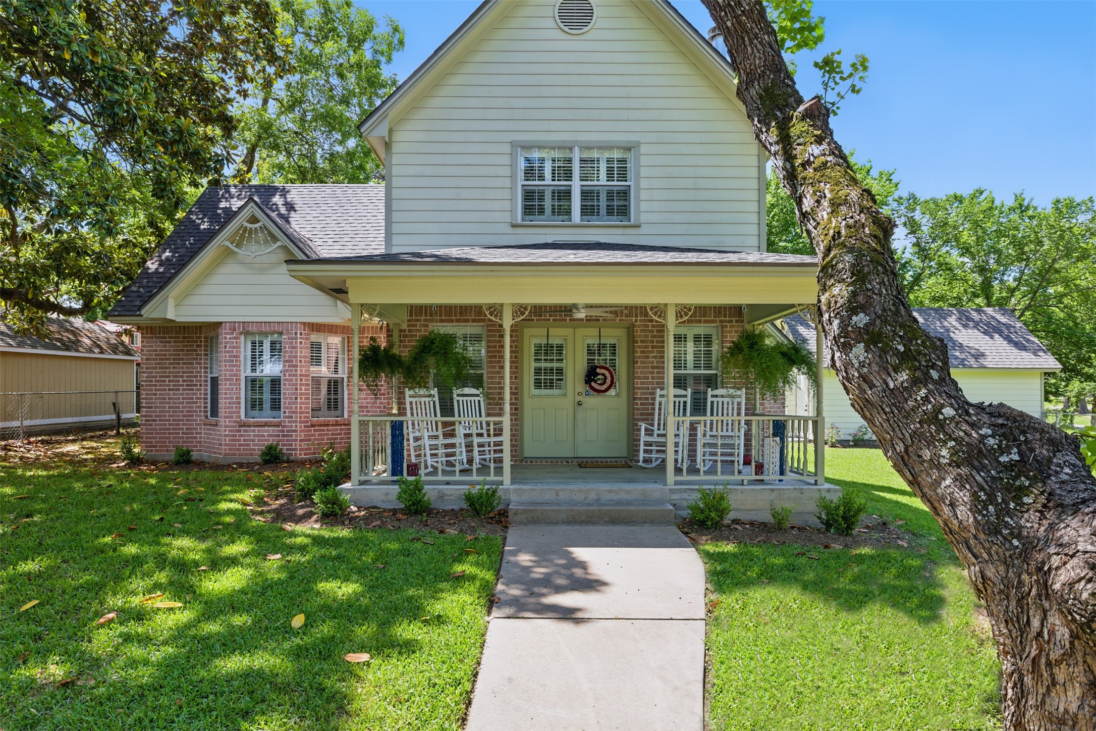 407 West Main Street Brenham, TX 77833 - Photo 4 of 50 a front view of a house with a garden